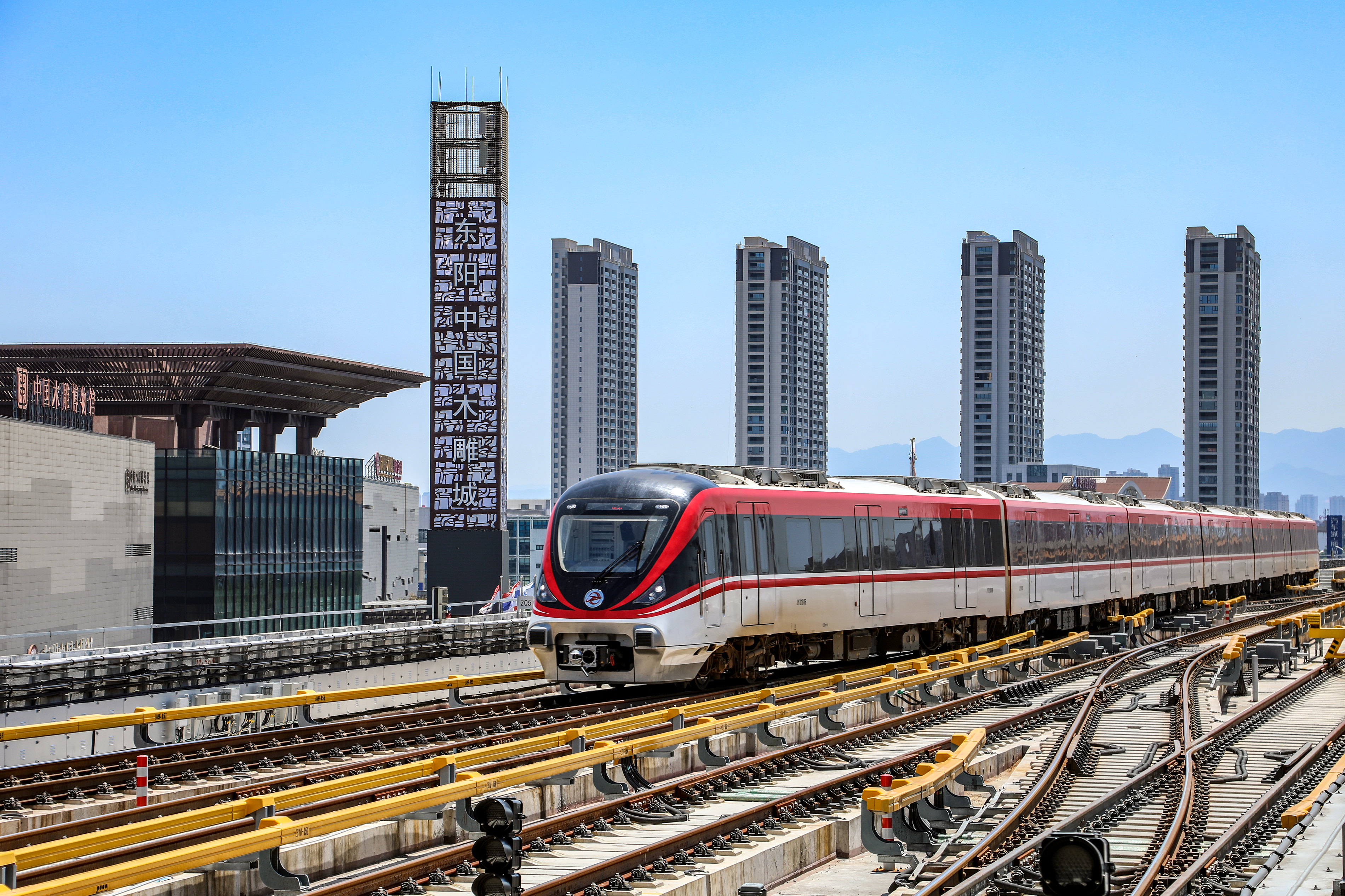 電動客車開進(jìn)中國木雕城   攝于木雕城站   趙光錠.jpg